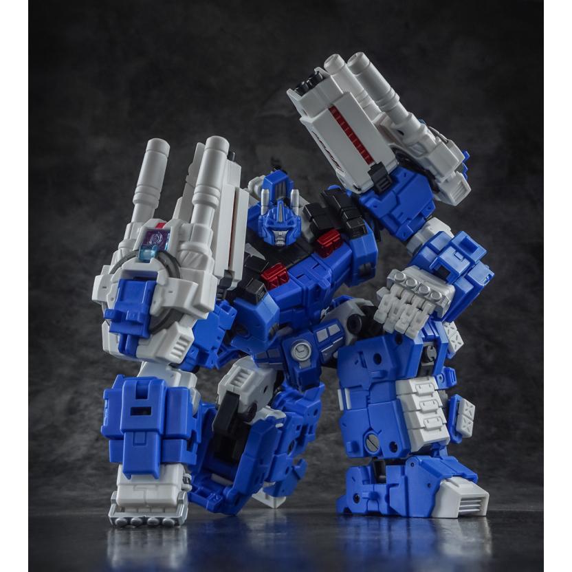Người máy biến hình Ultra Magnus của hãng IF