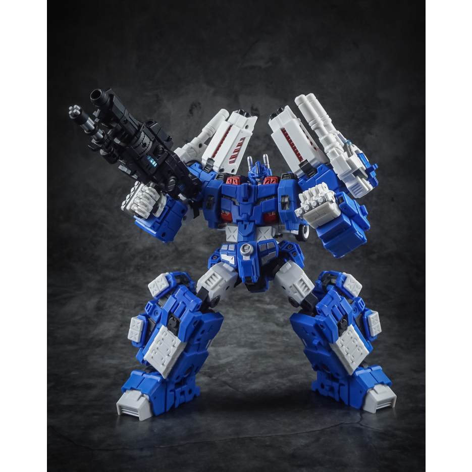 Người máy biến hình Ultra Magnus của hãng IF