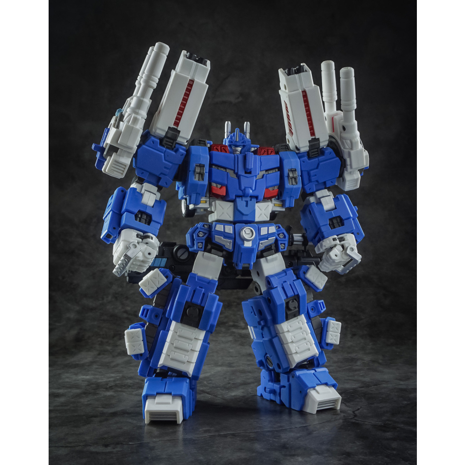 Người máy biến hình Ultra Magnus của hãng IF