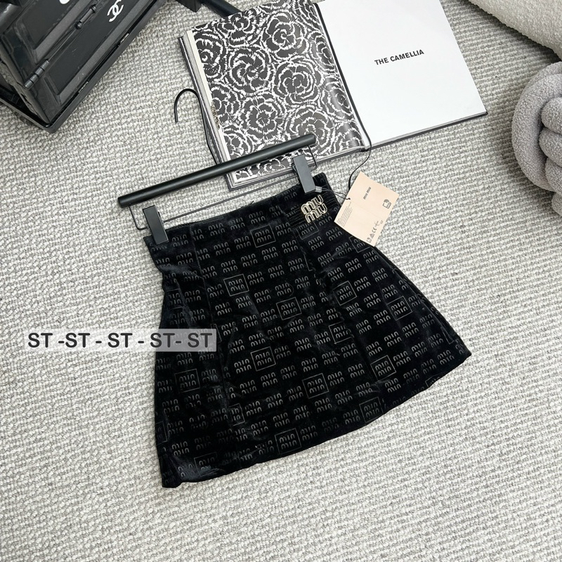 Chân váy nhung dáng A vân chữ kèm tag