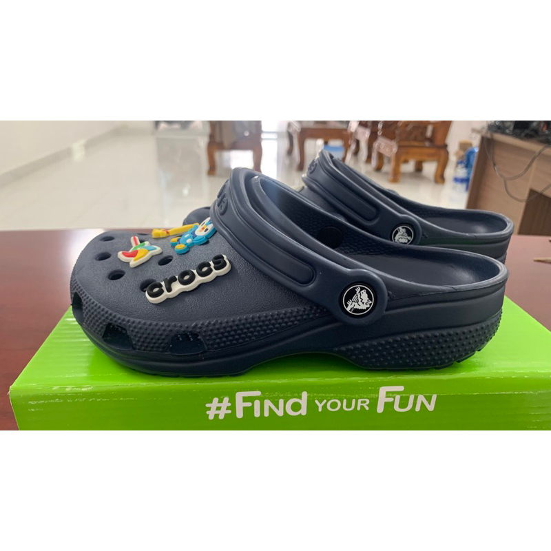 CROCS SỤC XANH ĐEN TẶNG KÈM CHARM