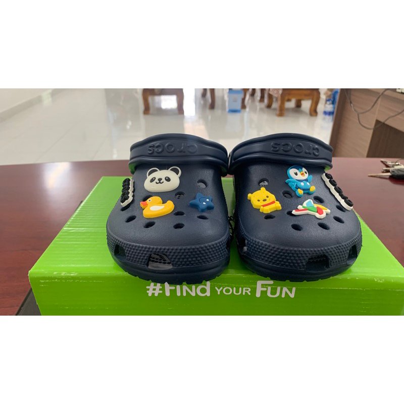 CROCS SỤC XANH ĐEN TẶNG KÈM CHARM