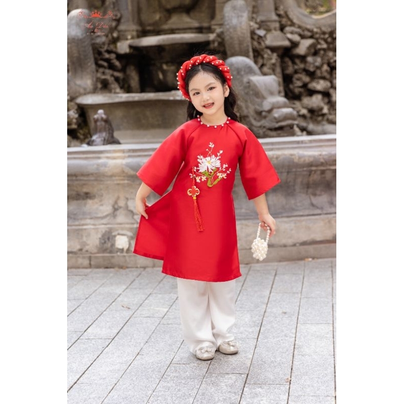Áo dài Gia Đình Yến Xuân màu đỏ diện tết Giáp Thìn 2024