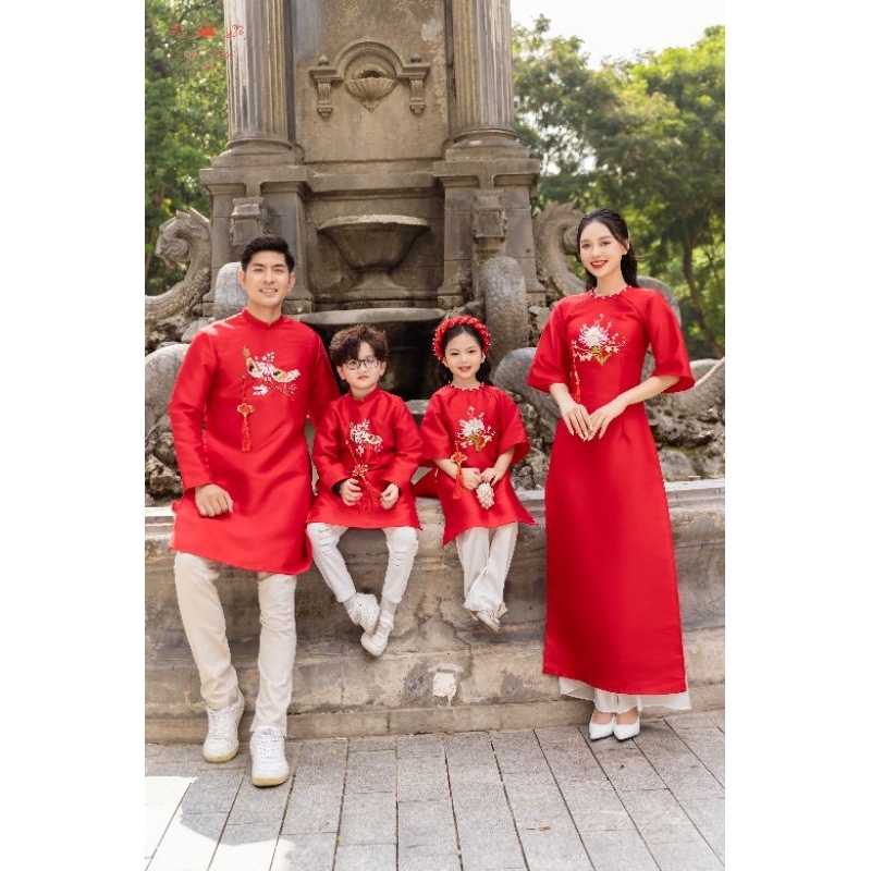 Áo dài Gia Đình Yến Xuân màu đỏ diện tết Giáp Thìn 2024