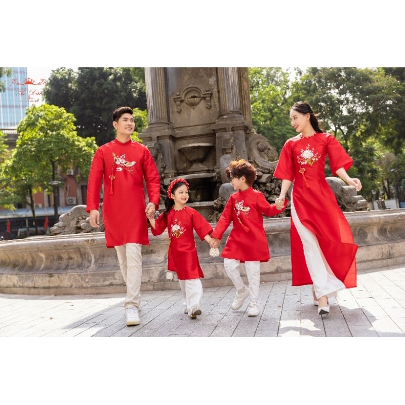 Áo dài Gia Đình Yến Xuân màu đỏ diện tết Giáp Thìn 2024