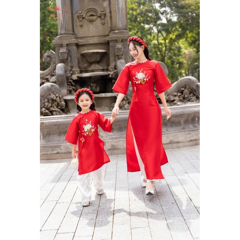 Áo dài Gia Đình Yến Xuân màu đỏ diện tết Giáp Thìn 2024