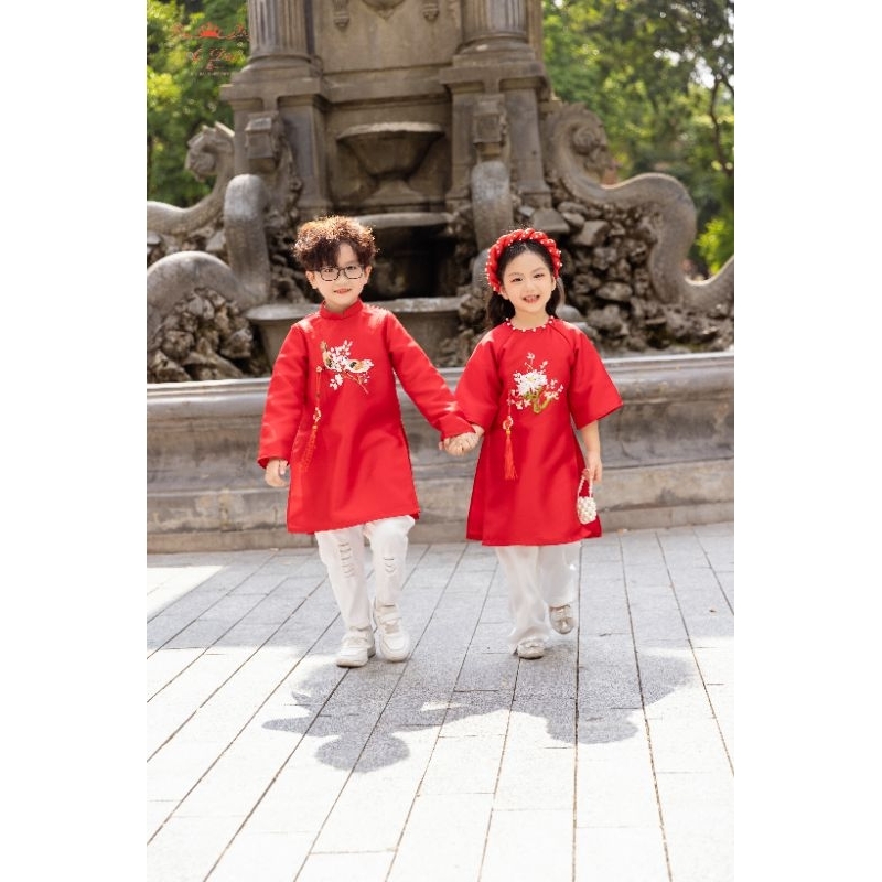 Áo dài Gia Đình Yến Xuân màu đỏ diện tết Giáp Thìn 2024