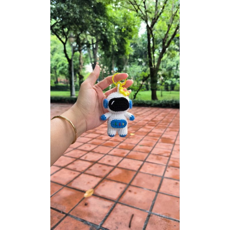 Móc khoá phi hành gia bằng len handmade