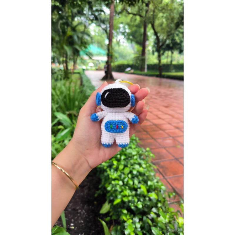 Móc khoá phi hành gia bằng len handmade