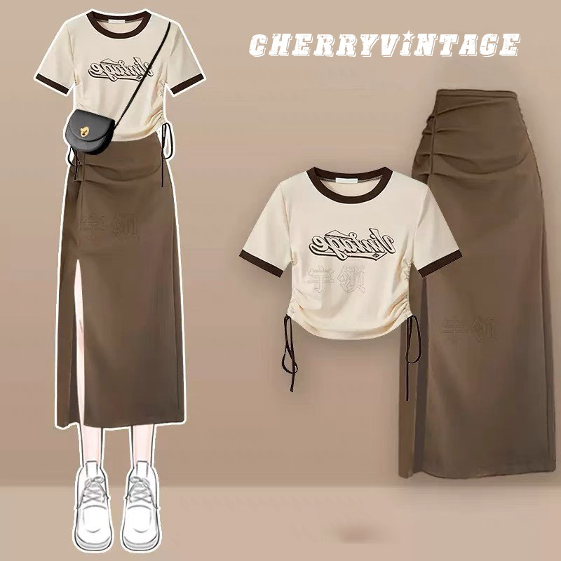 Set áo croptop tay ngắn in chữ có dây rút hai bên eo và chân váy dáng dài xẻ tà có nhún ở eo, chân váy chữ A