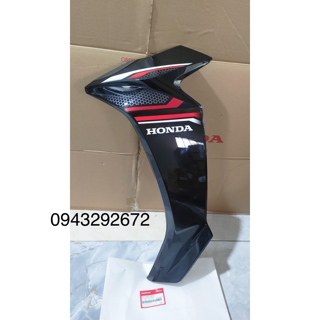 Cánh Yếm Ngoài Bên Trái Wave Blade Số (2021 > 2022) Màu Đen Đỏ Honda (64770K57AB0ZC)