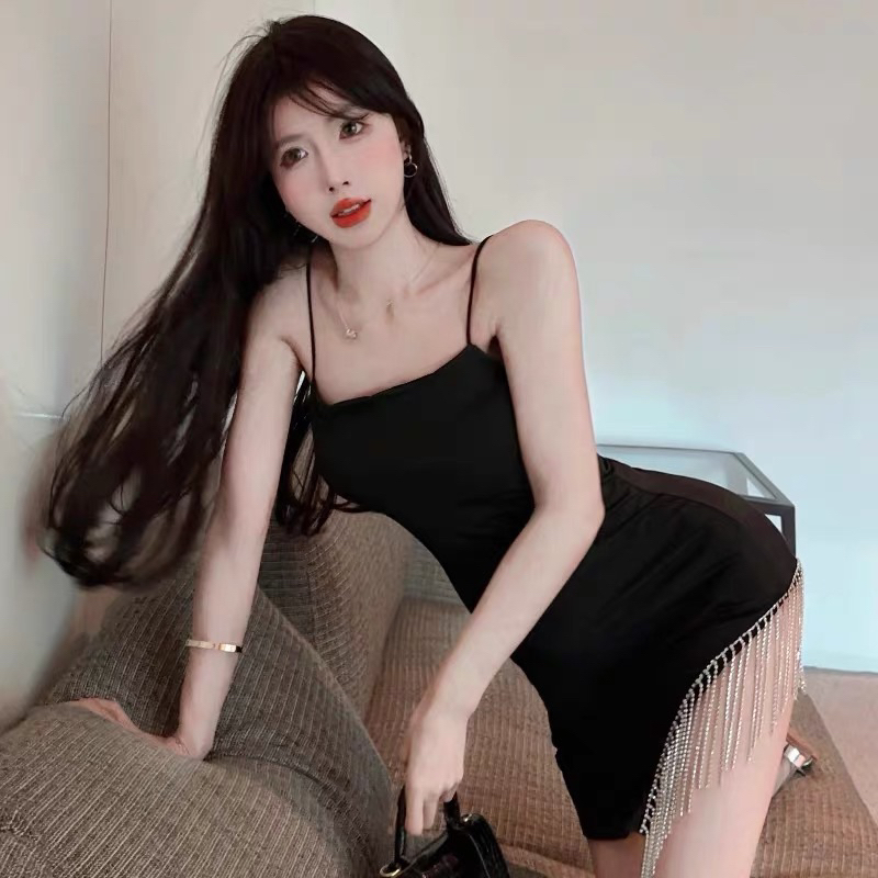 Đầm body hai dây đính đá tua rua