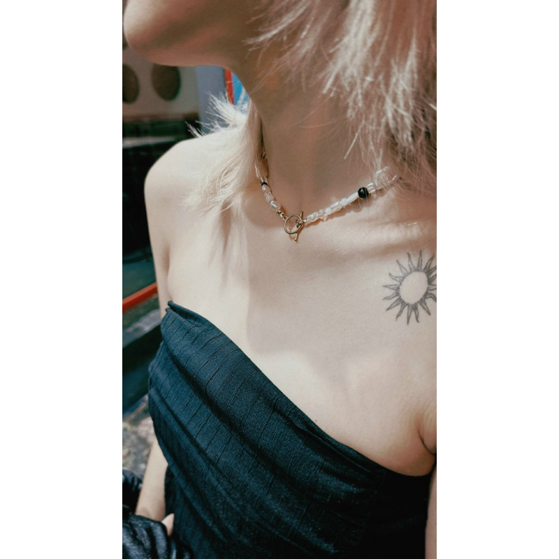 Vòng cổ Caramel Leinne đi biển mùa hè phong cách vintage