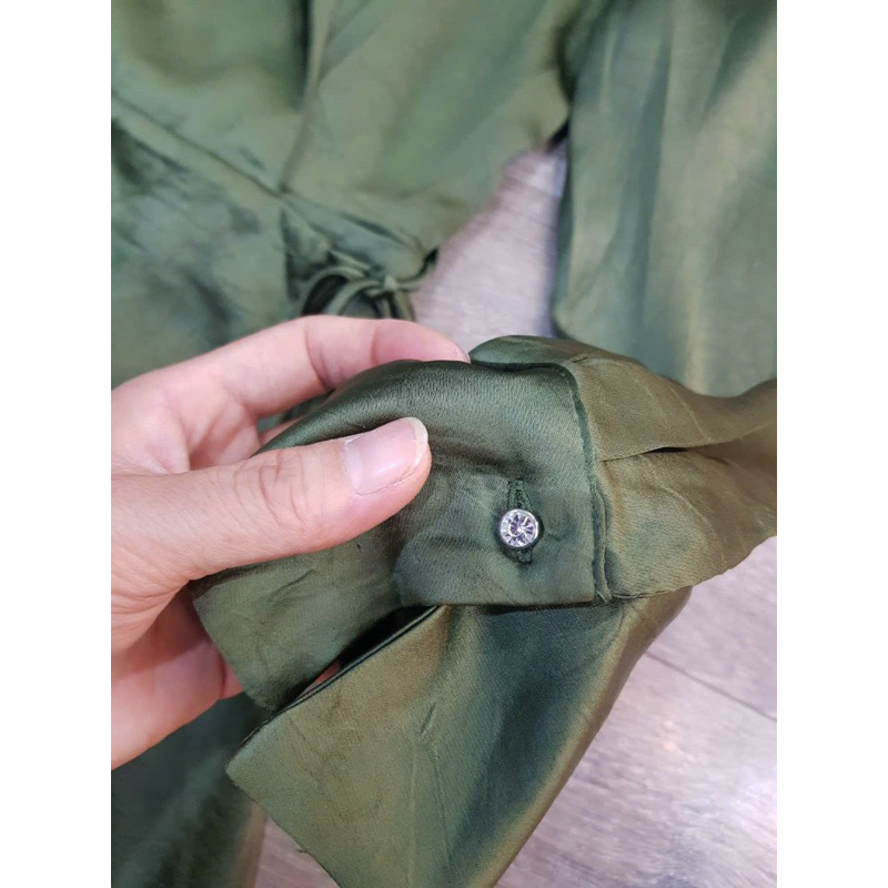 Đầm satin cổ đắp siêu sang