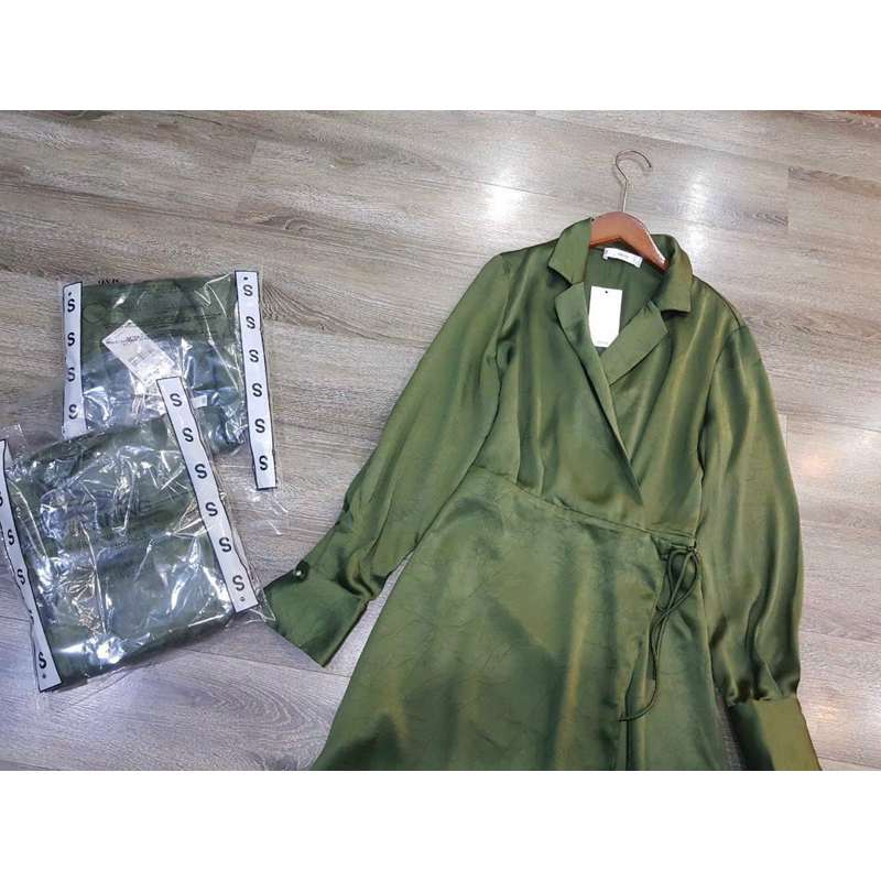 Đầm satin cổ đắp siêu sang