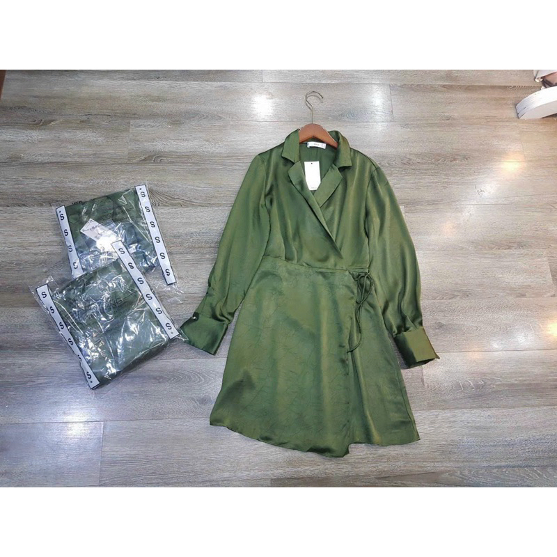 Đầm satin cổ đắp siêu sang