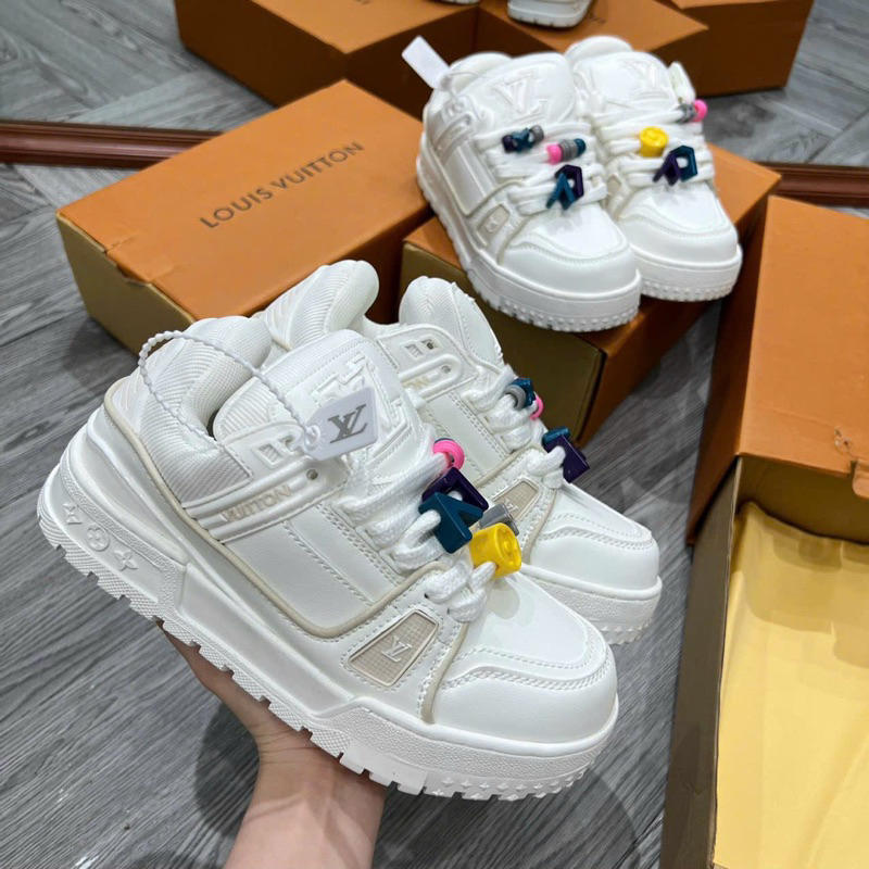 GIÀY L.V WHITE TRAINER KÈM STICKER BẢN SC