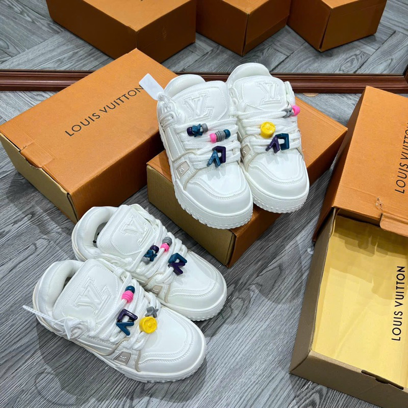 GIÀY L.V WHITE TRAINER KÈM STICKER BẢN SC