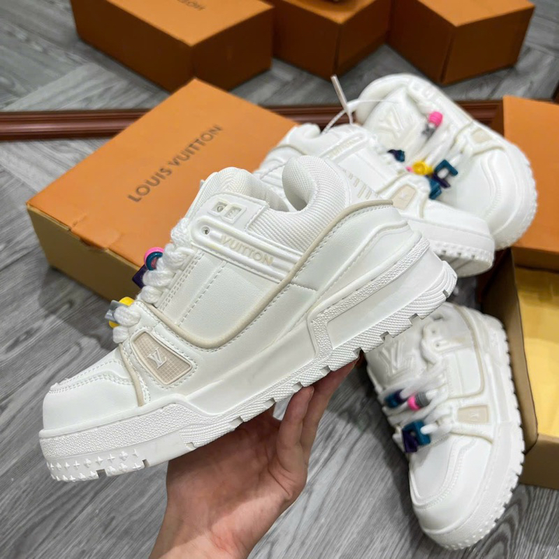 GIÀY L.V WHITE TRAINER KÈM STICKER BẢN SC