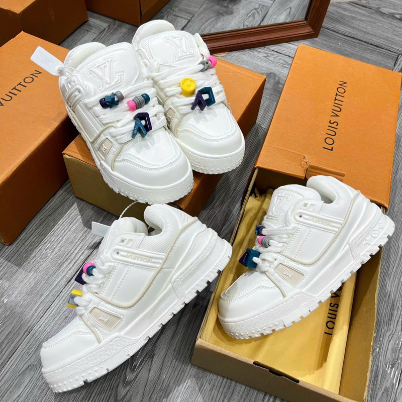 GIÀY L.V WHITE TRAINER KÈM STICKER BẢN SC