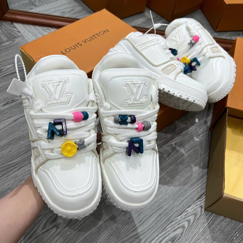 GIÀY L.V WHITE TRAINER KÈM STICKER BẢN SC