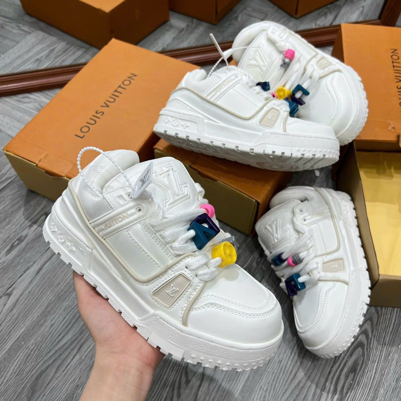 GIÀY L.V WHITE TRAINER KÈM STICKER BẢN SC