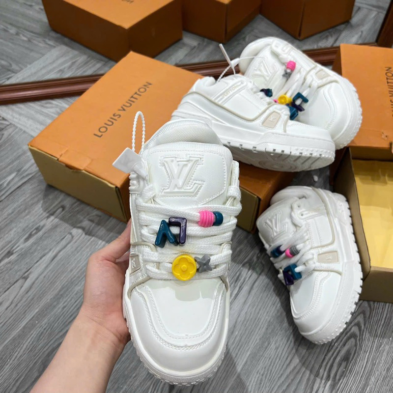 GIÀY L.V WHITE TRAINER KÈM STICKER BẢN SC