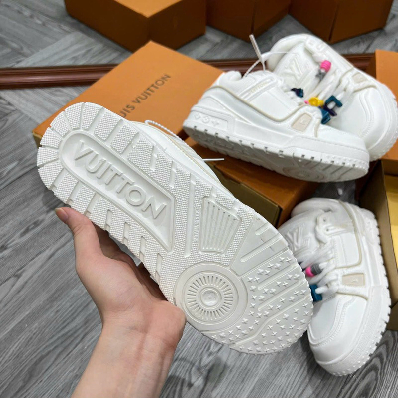 GIÀY L.V WHITE TRAINER KÈM STICKER BẢN SC