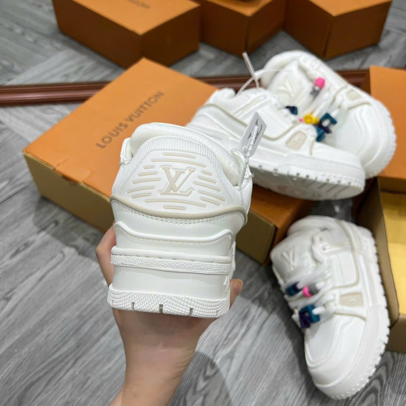 GIÀY L.V WHITE TRAINER KÈM STICKER BẢN SC