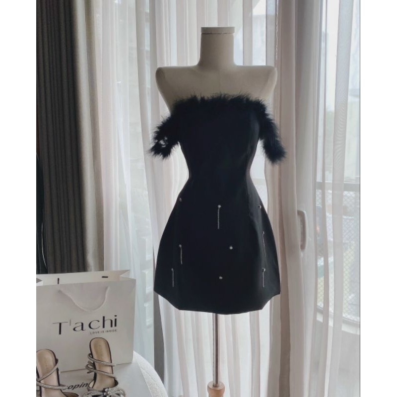 ĐẦM ỐNG ĐEN BẸT VAI RỚT VAI ĐÍNH LÔNG VŨ ĐÍNH ĐÁ