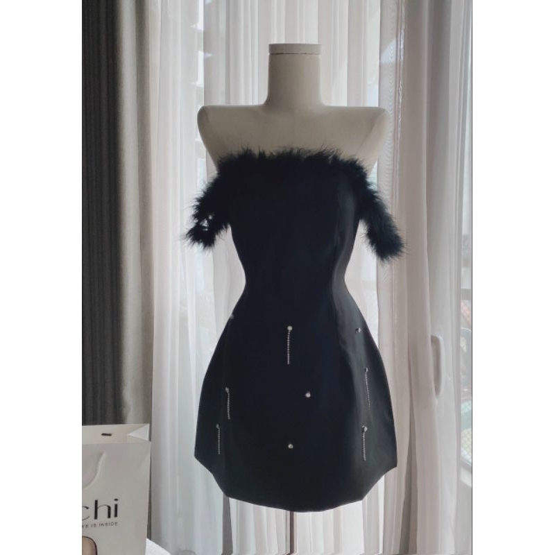 ĐẦM ỐNG ĐEN BẸT VAI RỚT VAI ĐÍNH LÔNG VŨ ĐÍNH ĐÁ