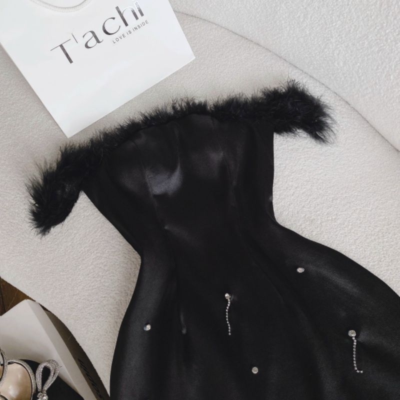 ĐẦM ỐNG ĐEN BẸT VAI RỚT VAI ĐÍNH LÔNG VŨ ĐÍNH ĐÁ