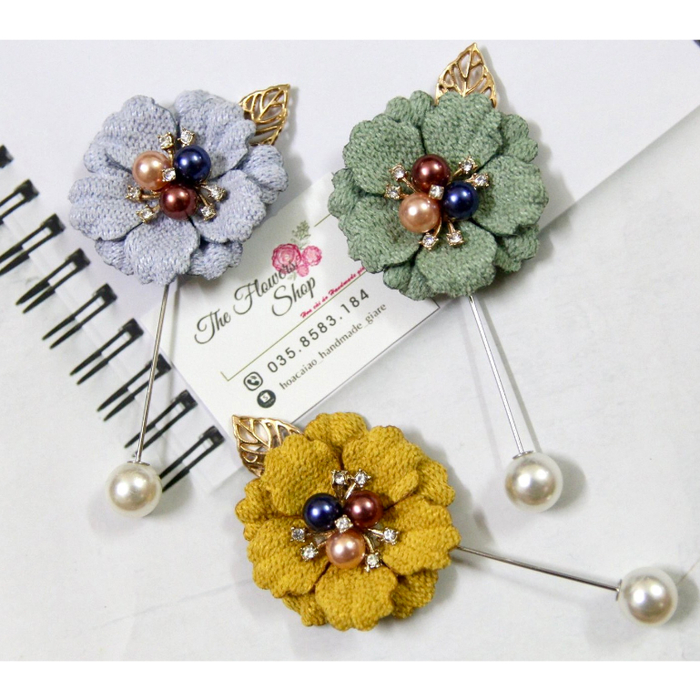 (Có hộp đựng) hoa cài áo vest nam nữ cánh hoa len, nhụy trai màu (SZ 4 CM)