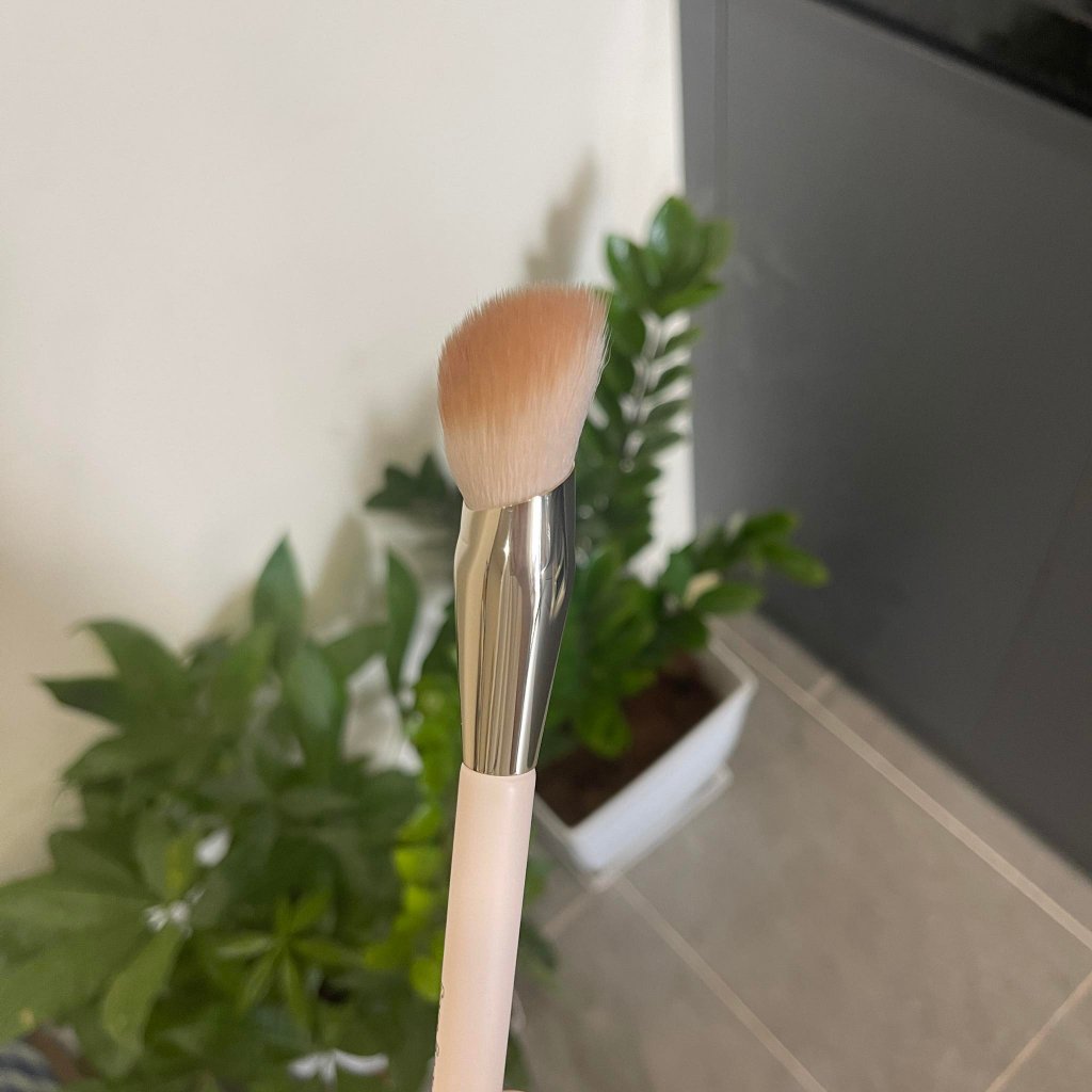 Cọ má hồng Rare Beauty by Selena Gomez Soft Pinch Blush Brush