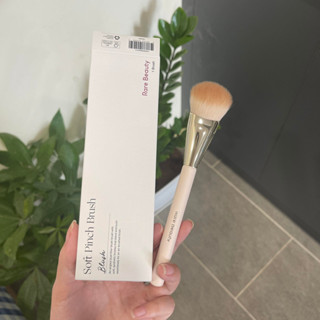 Cọ má hồng Rare Beauty by Selena Gomez Soft Pinch Blush Brush
