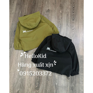 Áo gió trơn huy hiệu cho bé