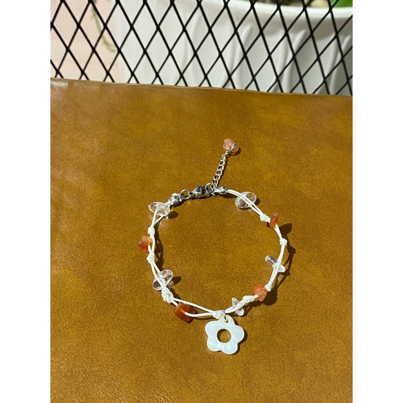 Vòng tay phối đá pastel nhẹ nhàng charm hoa trắng