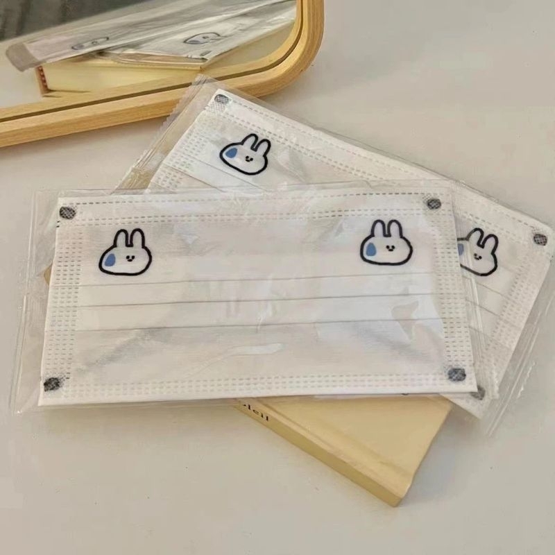 Khẩu trang 3 lớp người lớn 2 con thỏ nền trắng