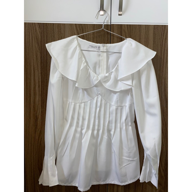 Áo trắng strikeapose