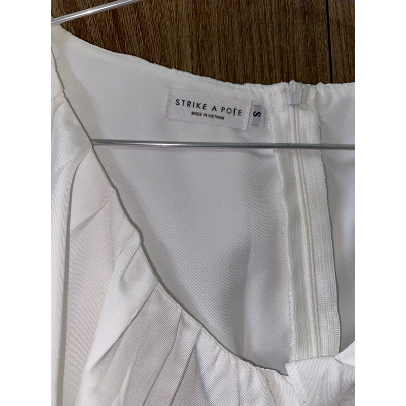 Áo trắng strikeapose