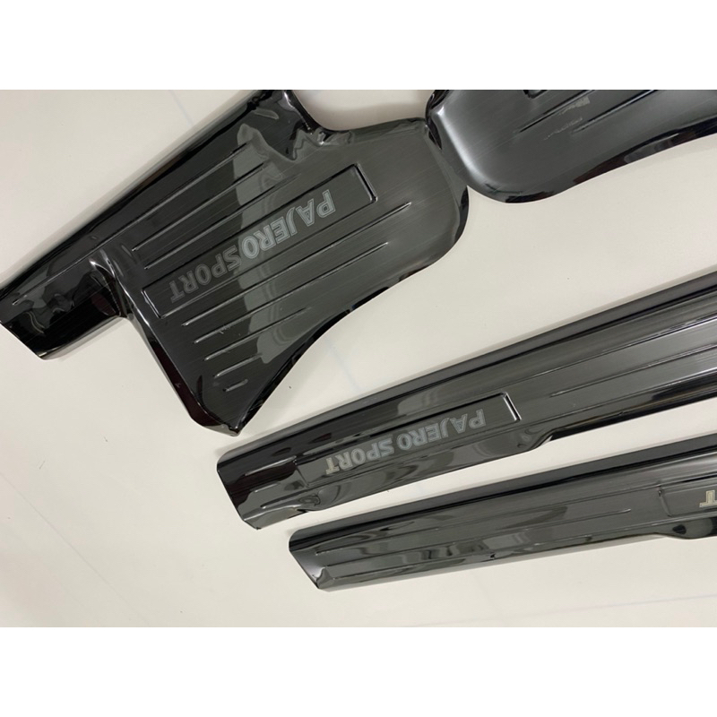 Ốp bậc chân Pajero sport 2018-2023 hàng titan cao cấp
