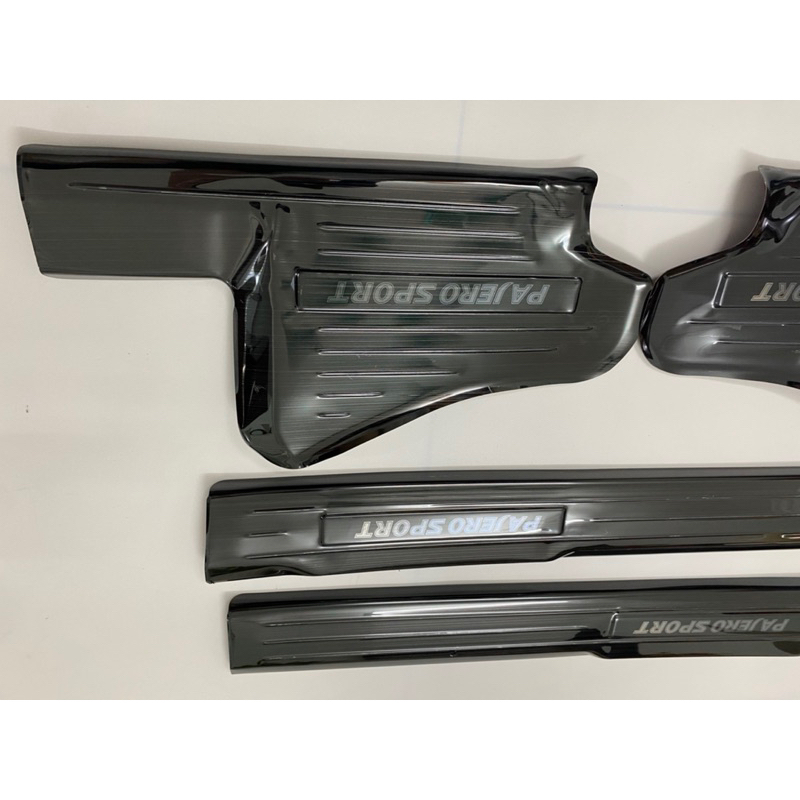 Ốp bậc chân Pajero sport 2018-2023 hàng titan cao cấp