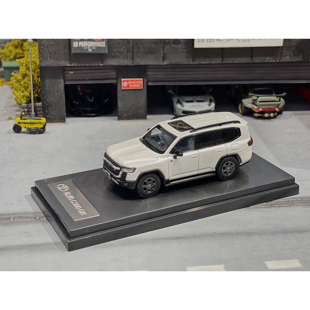 XE MÔ HÌNH TOYOTA LAND CRUISER LC300 GR-SPORT,TỶ LỆ 1/64 LCD