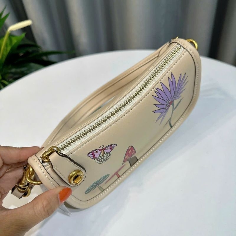 ✨✨ COACH X OBSERVED BY US SWINGER 20✨✨CK419🌟Túi coach kẹp nách hoạ tiết xinh xắn