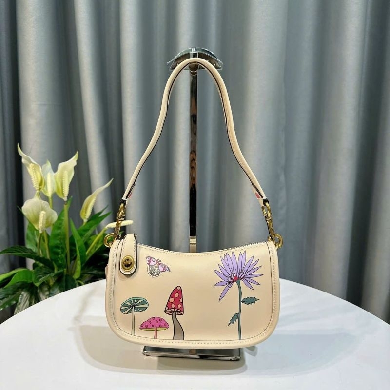 ✨✨ COACH X OBSERVED BY US SWINGER 20✨✨CK419🌟Túi coach kẹp nách hoạ tiết xinh xắn