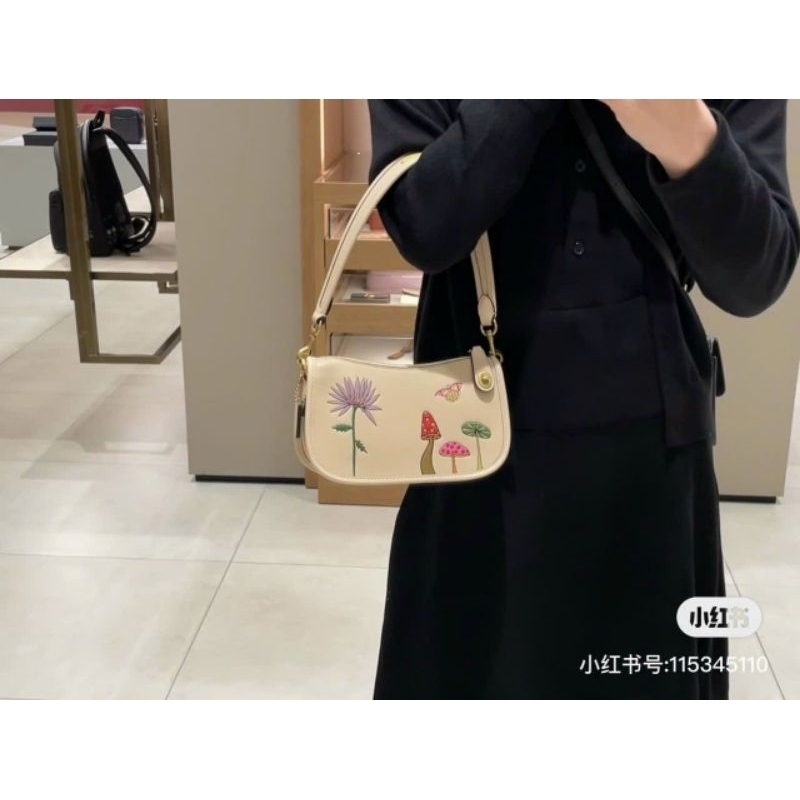 ✨✨ COACH X OBSERVED BY US SWINGER 20✨✨CK419🌟Túi coach kẹp nách hoạ tiết xinh xắn