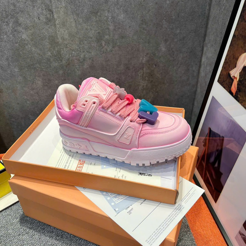 GIÀY L’V TRA’NEr CHARM WHITE PINK MIX PHỤ KIỆN SC