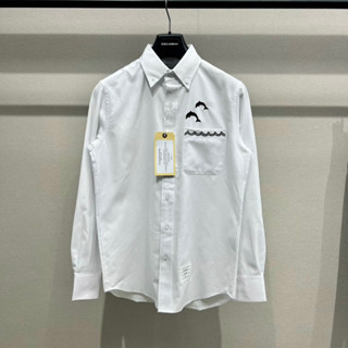 Áo sơ mi trắng nam dài tay phối túi ngực thêu hình cá heo bay vải thô basic cao cấp boy phố SM80P