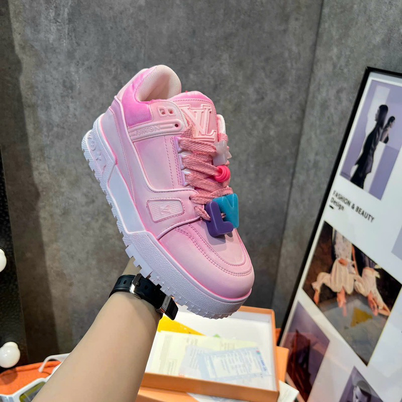 GIÀY L’V TRA’NEr CHARM WHITE PINK MIX PHỤ KIỆN SC