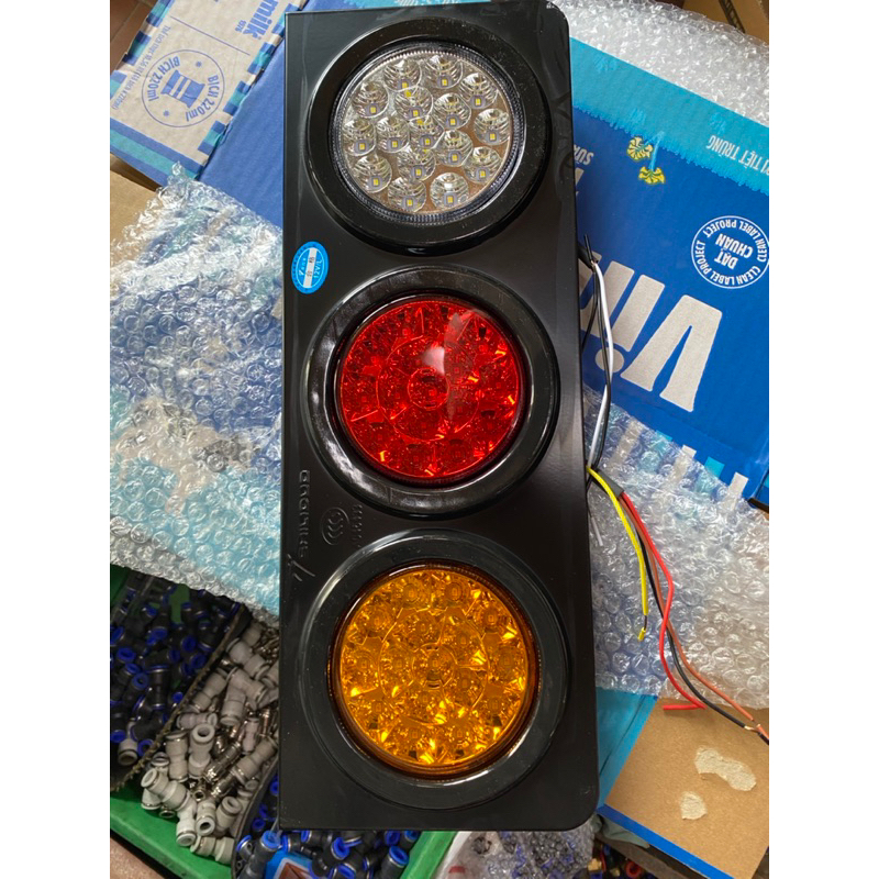 Đèn led hậu 3 ngăn cho xe tải 12v , 24v hàng silidu loại 1 thay được từng mắt cả đôi  hoặc 1 bên sd2008